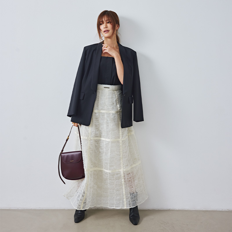 同窓会コーデでおすすめのジャケット×レーススカートの咲和希さん