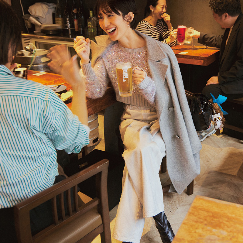 同窓会コーデでおすすめのスパンコールニット×パンツにコートを羽織った神山まりあさん