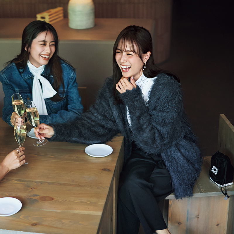 同窓会コーデでおすすめのシャツ×シャギーカーデ×パンツの笹川友里さん
