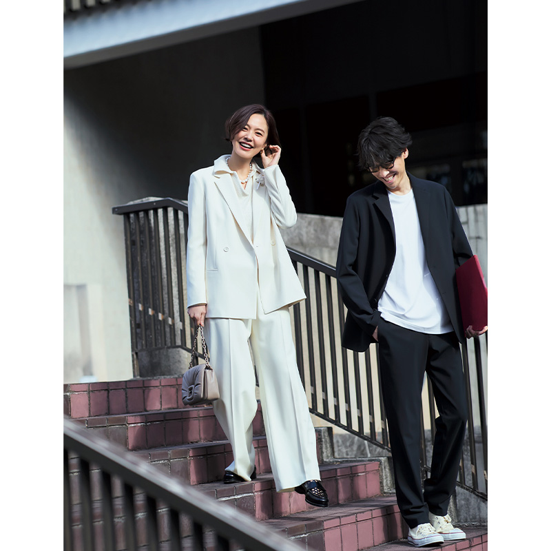 同窓会コーデでおすすめのセオリーのオフホワイトのジャケット&パンツの浅見れいなさん