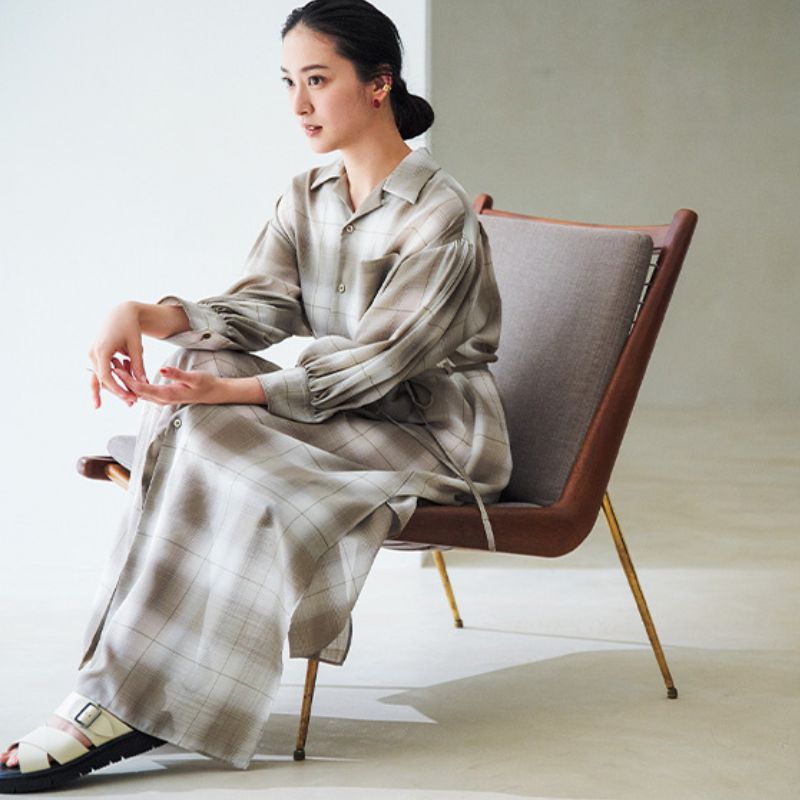 同窓会コーデでおすすめのチェックシャツワンピを着た武井咲さん