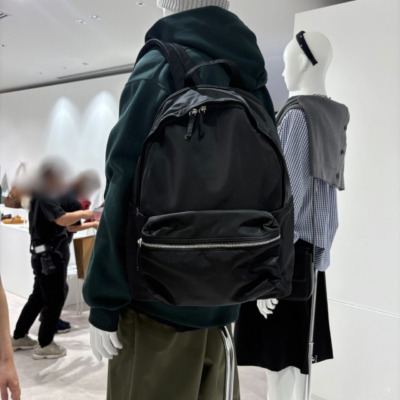【GU】新作にキレイめ「黒リュック」を発見！VERYスタッフが注目の理由は？