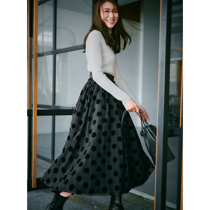 ドットのロングスカート×ニットの笹川友里さん