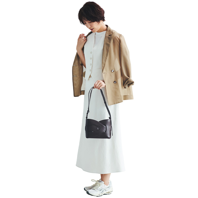 白のロングスカート×ジレ×ベージュのシアージャケットを肩掛けした青木裕子さん