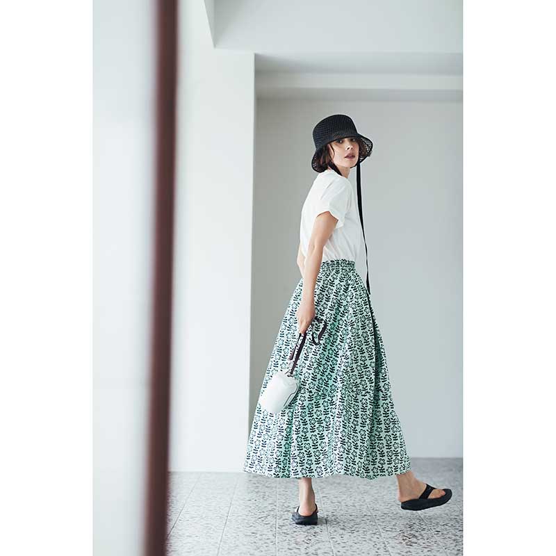 花柄ロングスカート×カットソー×スポサンの浅見れいなさん