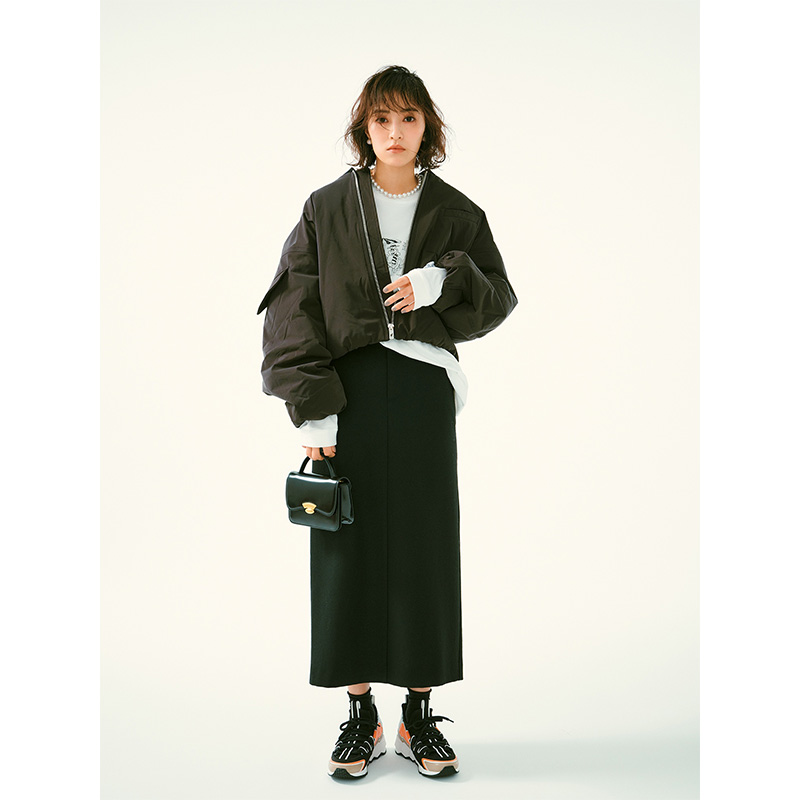Iラインスカート×ジャケットブルゾン×スニーカーの岡本あずささん