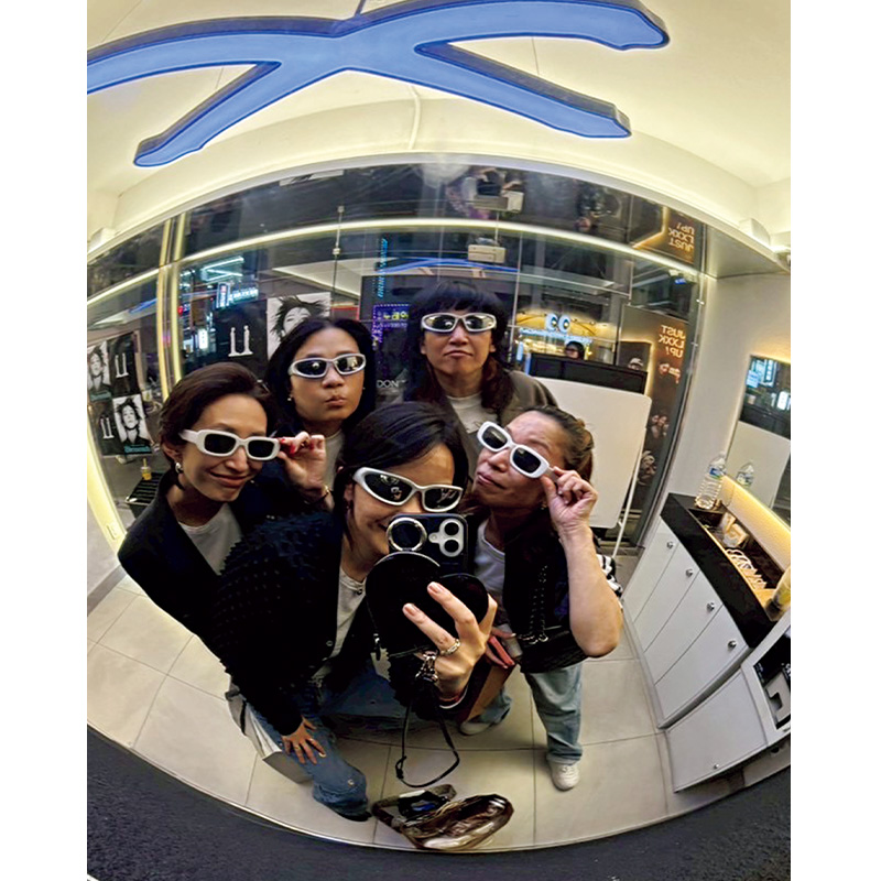 神山まりあさんとVERYスタッフの記念写真