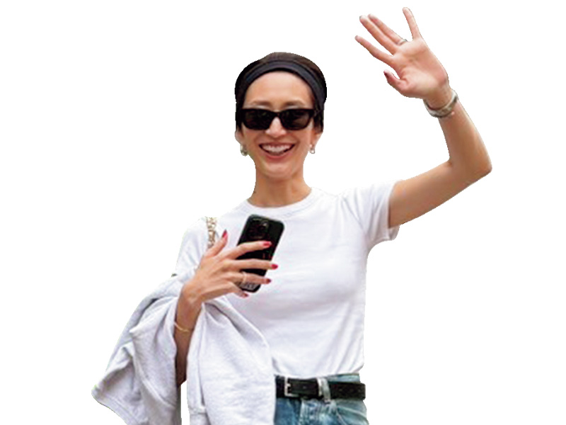 手をあげる神山まりあさん