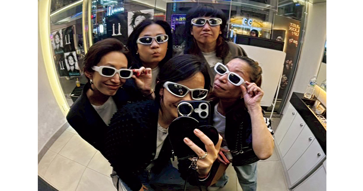 神山まりあさんとVERYスタッフの記念写真