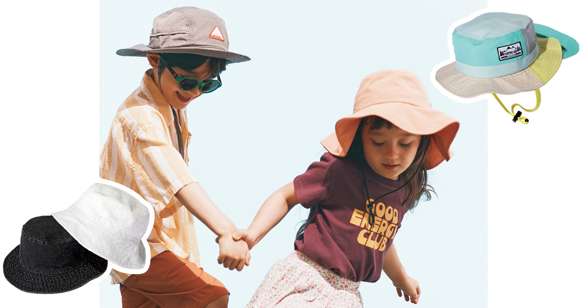 帽子をかぶったカジュアルな服装で手を繋いで遊ぶ男の子と女の子