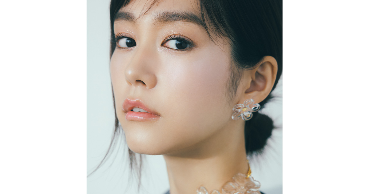 青みハイライトを効かせたメイクを施した桐谷美玲さん