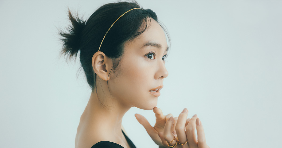 極細カチューシャのヘアアレンジをする桐谷美玲さん