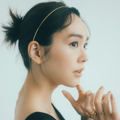 【ボブヘアアレンジ】ラフなまとめ髪に「極細カチューシャ」が最旬！