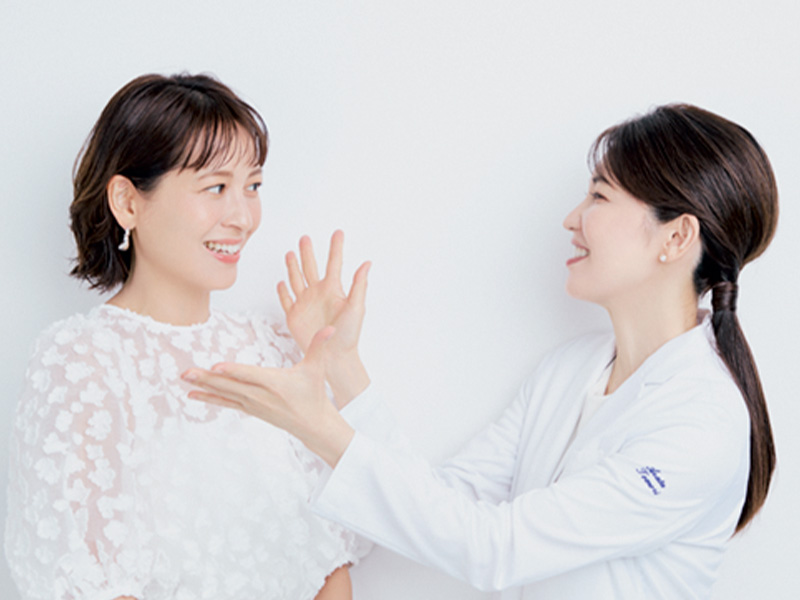 VERYモデルの青木裕子さんと友利新先生