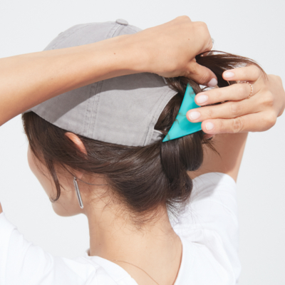 【帽子のまとめ髪】自転車でも「風で飛ばない」「脱いでも可愛い」キャップアレンジ