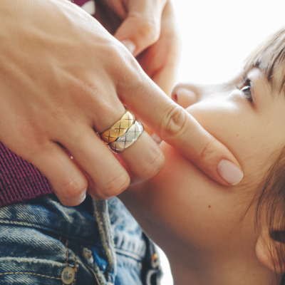 2色買いママも！『シャネルの名品リング』はカジュアルにこそ映える