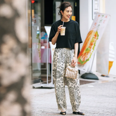 【Tシャツ×柄パンツ】は白黒ベースならキレイめ！スカーフ柄で華やかさを