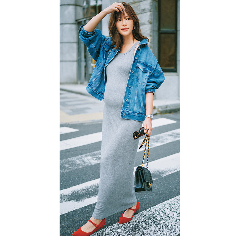 VERYモデルはワンピースで女っぽマタニティコーデを楽しんでいるよう