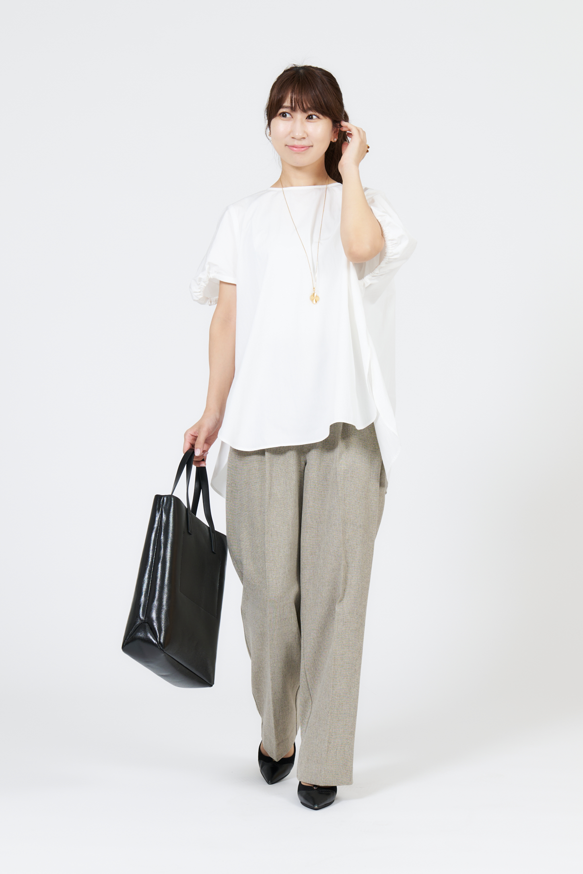 クラウドチームVERY天井真美の秋まで着られる白トップスコーデ