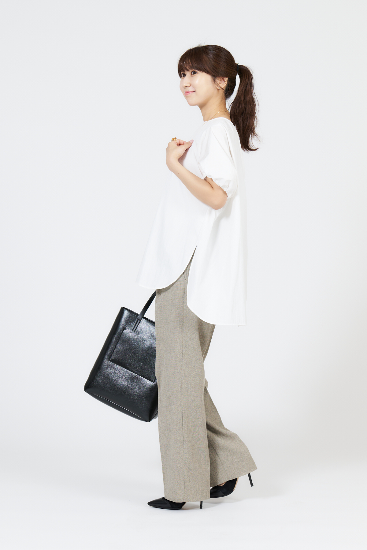 クラウドチームVERY天井真美の秋まで着られる白トップスコーデ