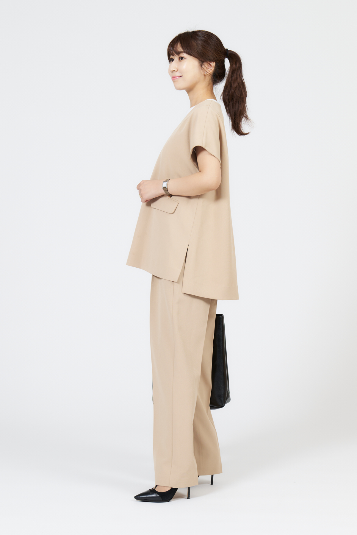 クラウドチームVERY天井真美のジレセットアップの夏コーデ