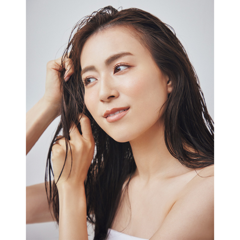 トリートメントをもみこんでいる笹川友里さん