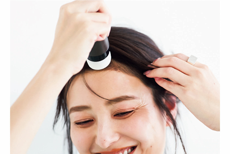 パウダータイプの白髪学資を使っている原田夏希さん