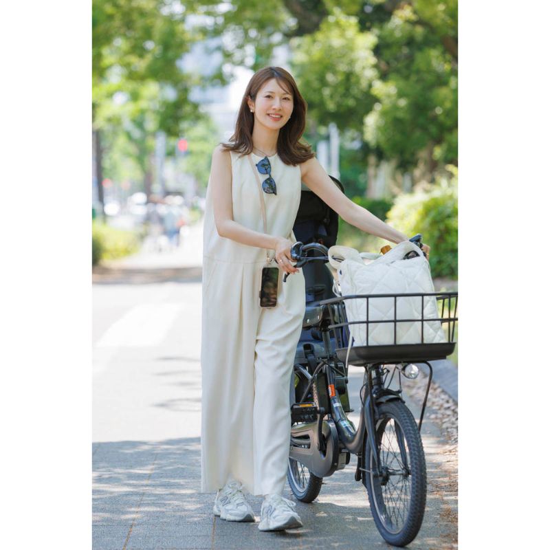 オールインワン×スニーカーのVERY読者ママ真菜さん