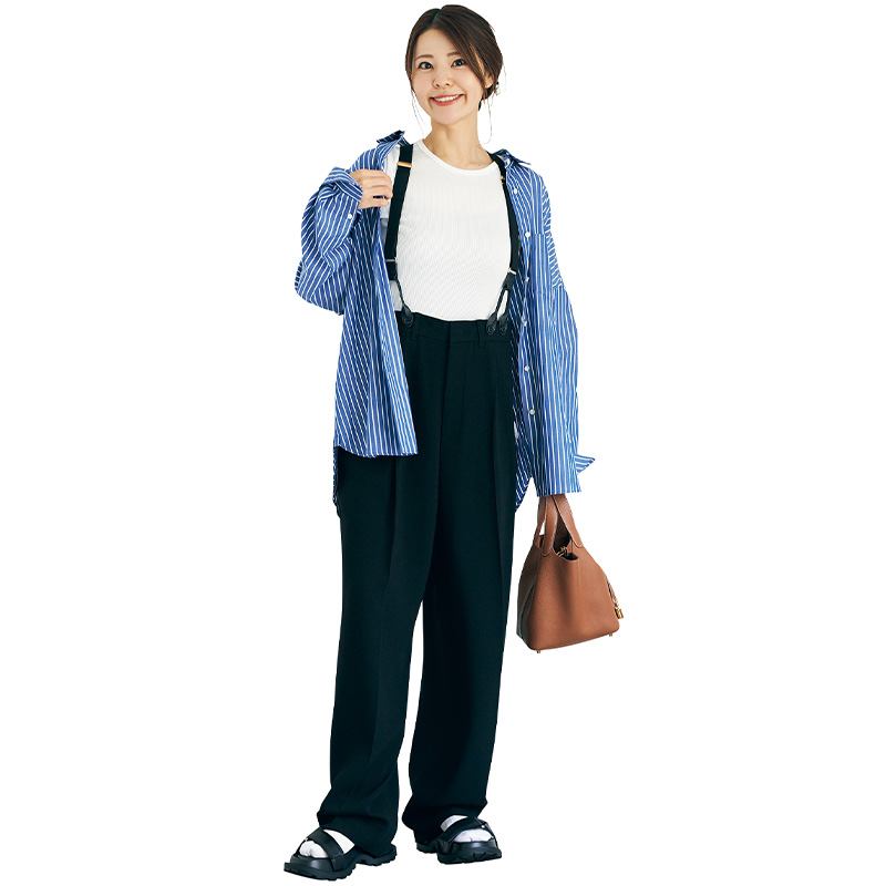 サスペンダー付きパンツ×ストライプシャツの尾見谷悠莉恵さん