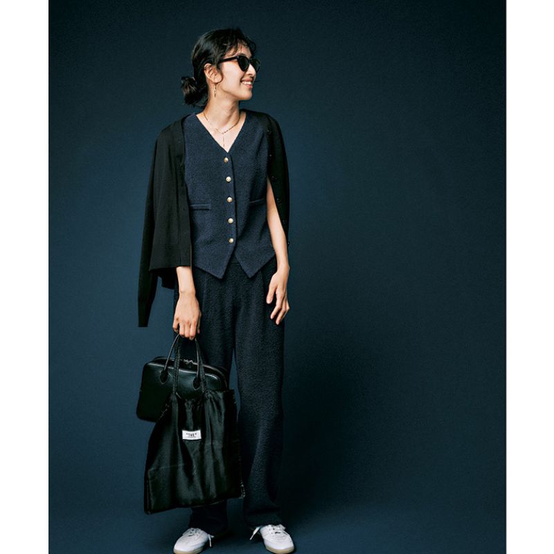 ジレ×パンツ×スニーカーの岡本あずささん