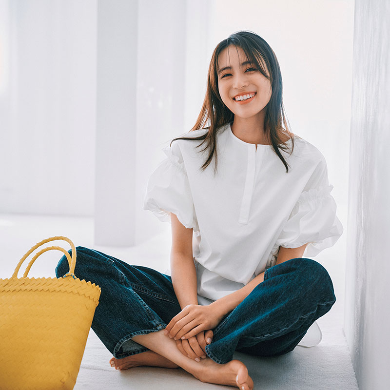バルーンスリーブブラウス白×デニムの笹川友里さん
