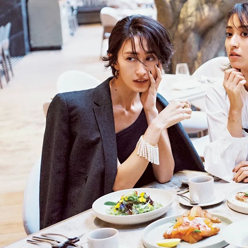 ワンショルタンクにジャケットを肩掛けした神山まりあさんと岡本あずささん