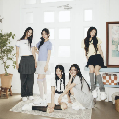 【LACOSTE×ILLIT】日本限定カプセルコレクション！スニーカー「SPINOR」とテニスコアスタイル新作が登場