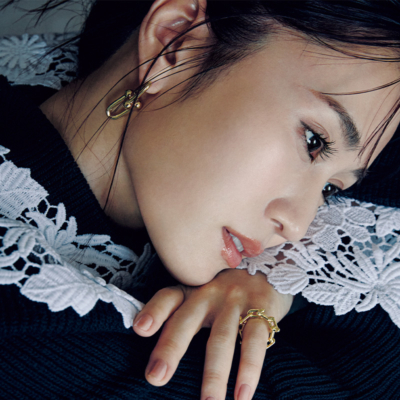 前田敦子さん「甘い服の日こそ、ティファニーの辛口ジュエリーが気分」