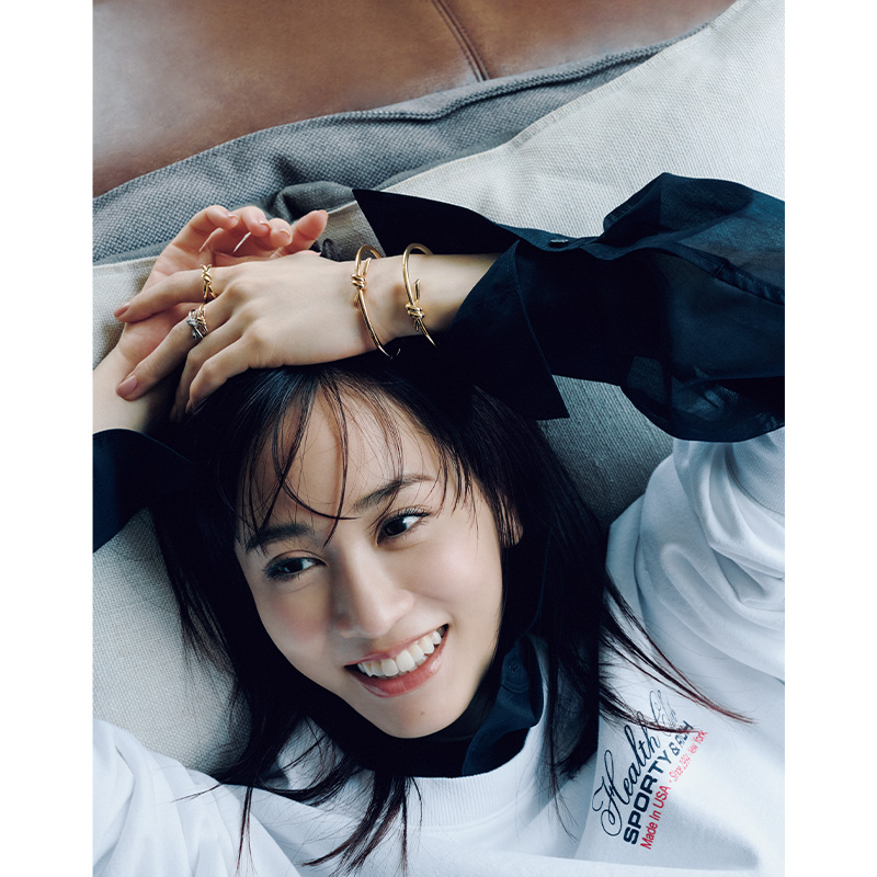 スウェットの手元にティファニーノットのブレスレットや指輪を重ねづけした前田敦子さん