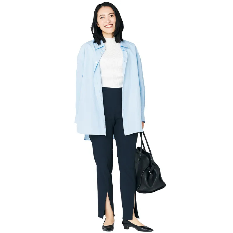 ザロウのトートバッグを愛用中の岡田有香さんの写真