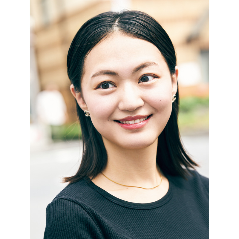 顔まわりをタイトにまとめたロブヘアのママ