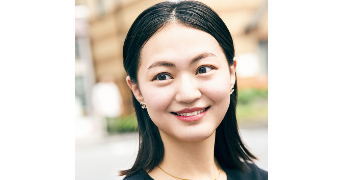 顔まわりをタイトにまとめたロブヘアのママ