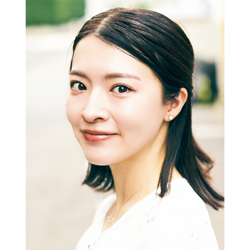 ハーフアップにした長めのボブヘア