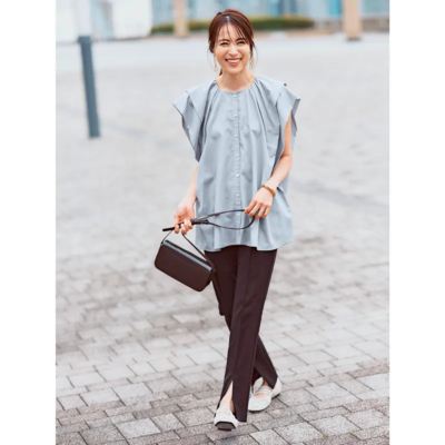 【保護者会】に立体ブラウスでほんのり甘さを！清涼感のあるブルーが好印象