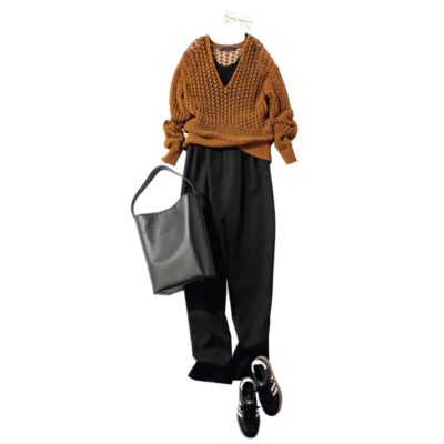 【運動会コーデ】秋色ニット×黒パンツの大人カジュアルにスニーカーで抜け感を