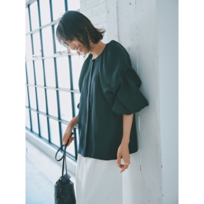 【ブラウス見えジャケット】は端境期のきちんとシーンに！ふんわり袖が華やか