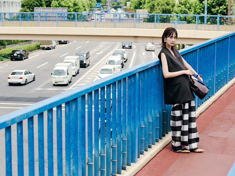 一枚で着たジレとチェック柄のワイドパンツにレザーバッグを持った桐谷美玲さん