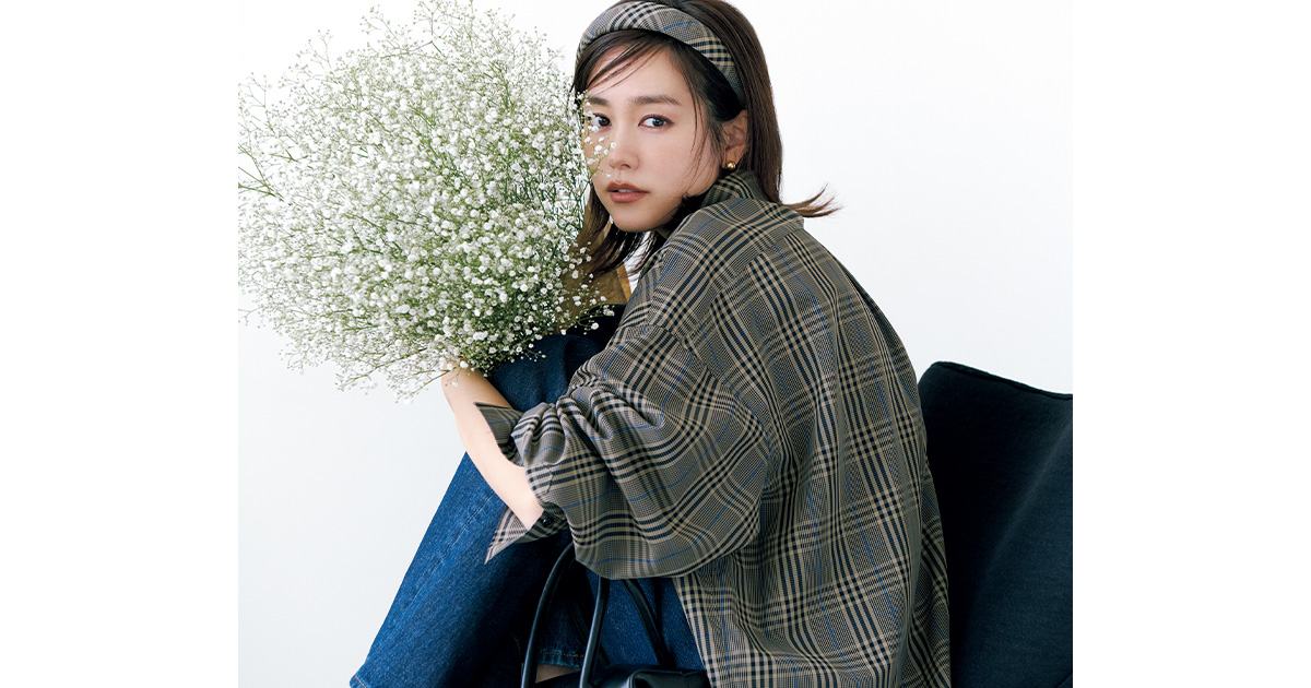 デニムにチェック柄シャツと同柄のカチューシャを合わせた桐谷美玲さん