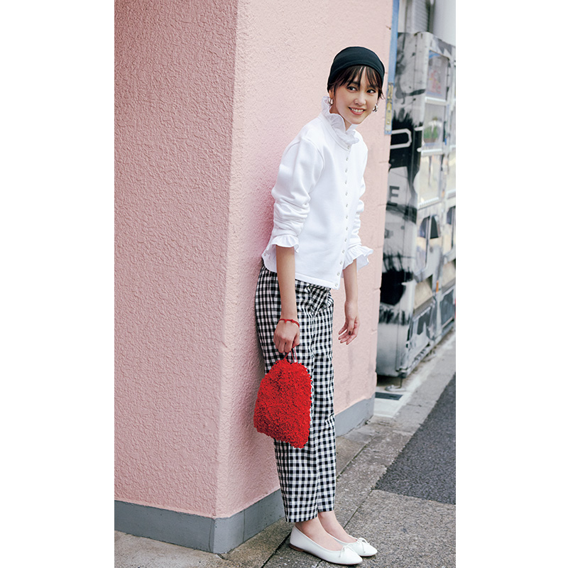 白トップスとギンガムチェックのパンツに白のフラットシューズと赤バッグを合わせた桐谷美玲さん