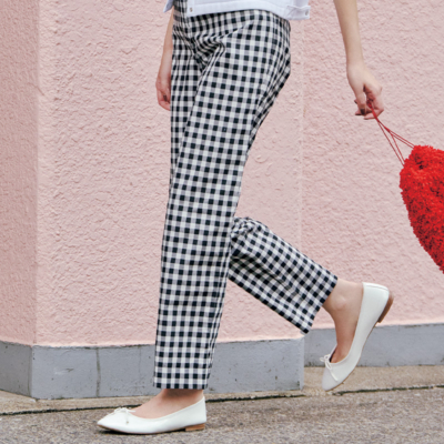 今季「チェック柄パンツ」ブーム到来！モノトーンなら大人っぽく着られる