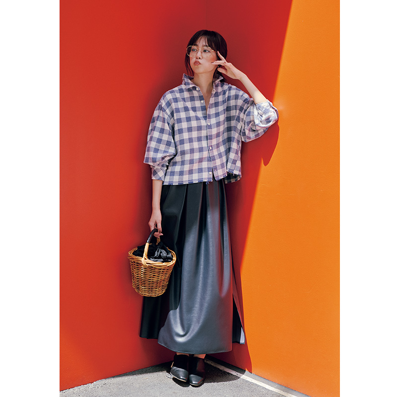 短丈＆ワイドシルエットなネルシャツとレザースカートにかごバッグを持った桐谷美玲さん