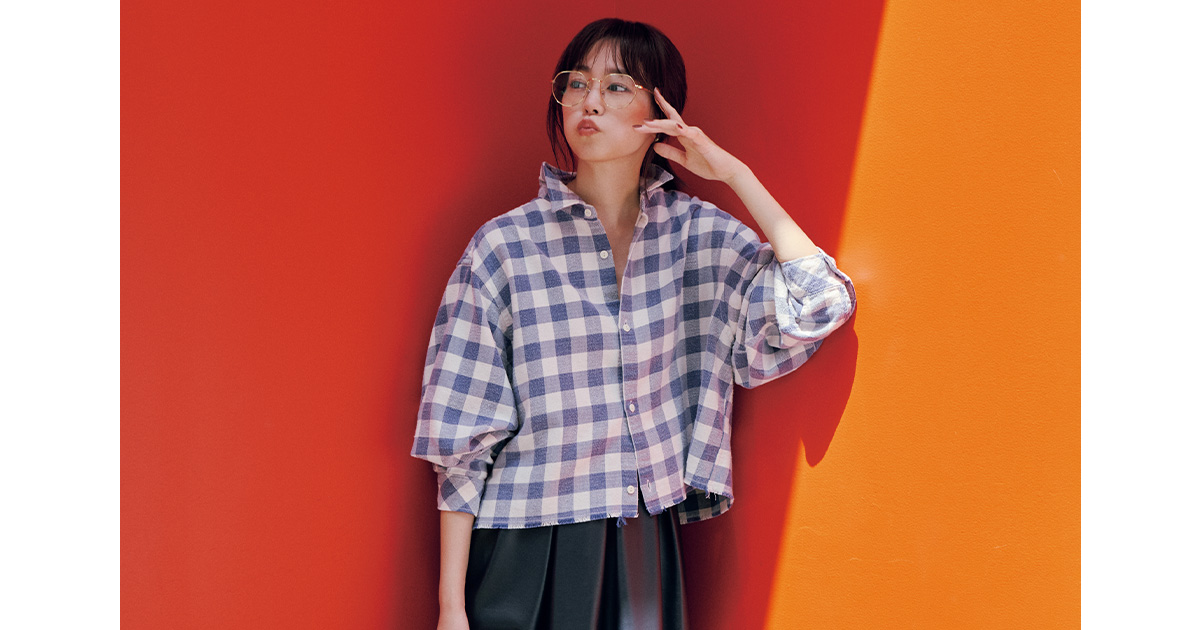 短丈＆ワイドシルエットなネルシャツを着た桐谷美玲さん