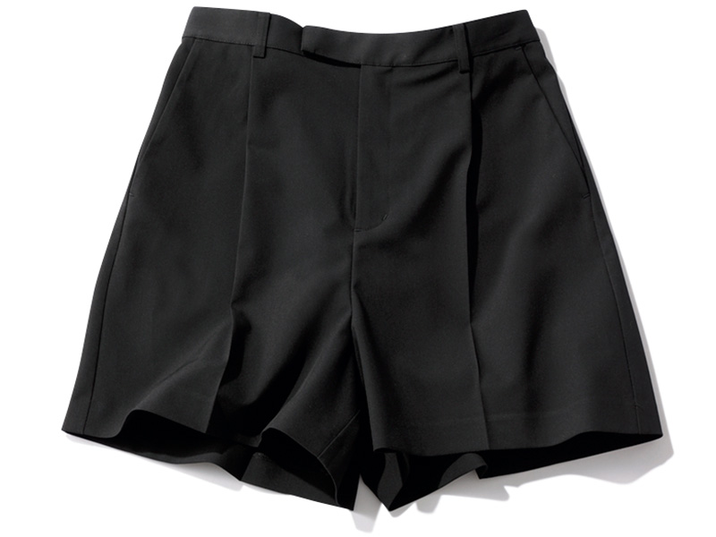 黒のハーフパンツはお仕事シーンにも活躍