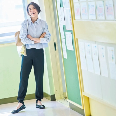 【運動会】シャツ×黒パンツで好感オシャレ！短丈シルエットで今っぽさも